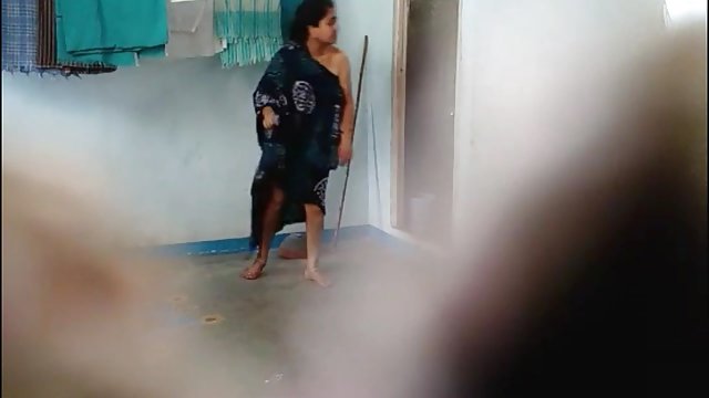 Djevojka bez gaćica sjela je na stazu da napravi lokvicu xxx seks virgin