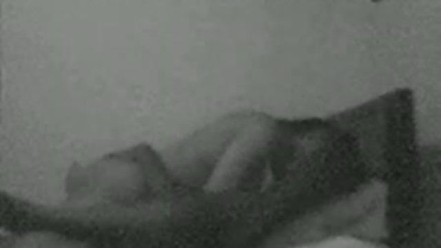 Vruća kuja uspjela je sjesti plijen prvi sex xxx na debeli dildo