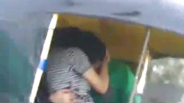 Žena uči 18 xxx seks mladog momka da se jebe
