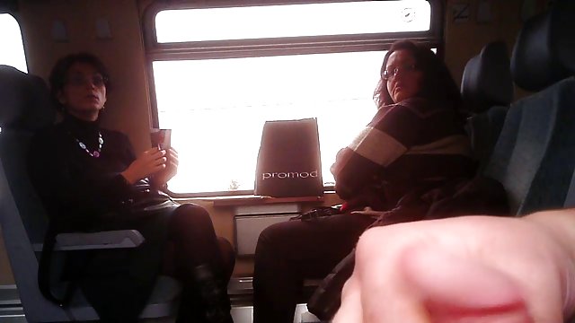 Čovjek pomogao sek xxx18 sperma jerking off s tetovažama