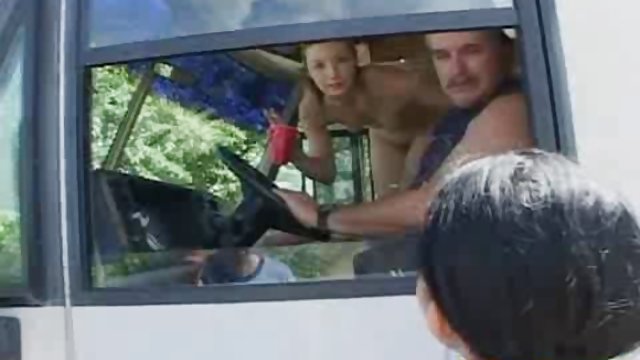 Djevojka u xxx gay seks naočalama sisa na koljenima