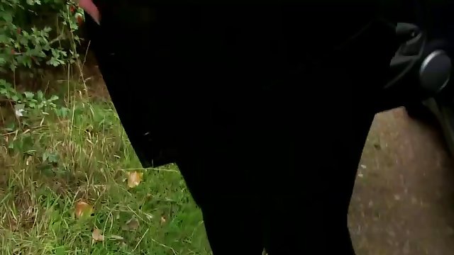 Profesor je namamio plavušu u kupaonicu i tamo je silovao dog seks xxx