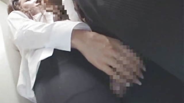 Djevojka xxx l seks s dugim nogavicama umetnula je dva prsta