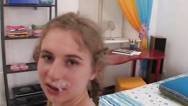 Debela sek babi žena je na tanjuru na stolu pisala od dlakavog muškarca