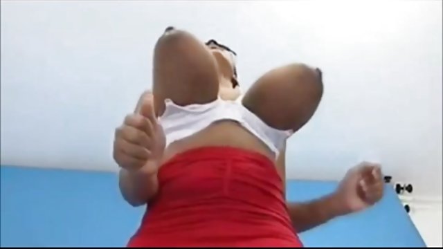 Mlada xxx grupni sex dama u naočalama pokazuje sve čari na fotoaparatu