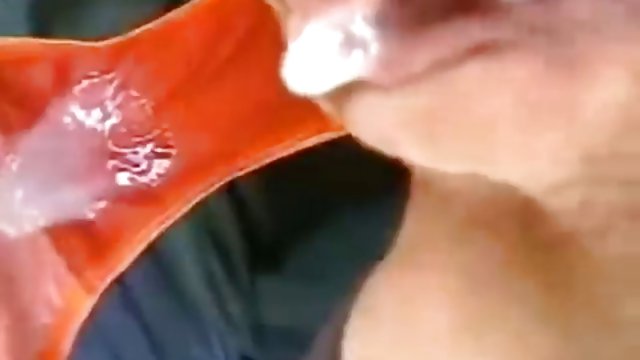 Čvrsti momak xmaster seks rastrgao je djevojku dugačkim penisom na kauču