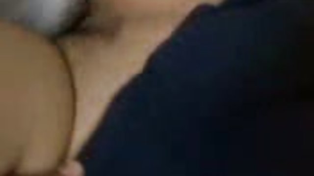 Šetajući šumom, pilić je xxx seks x odlučio piškiti po panju