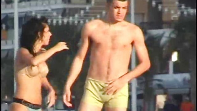 Zavedena odijelom svoje žene i počela se jebati mom sek porno u kuhinji