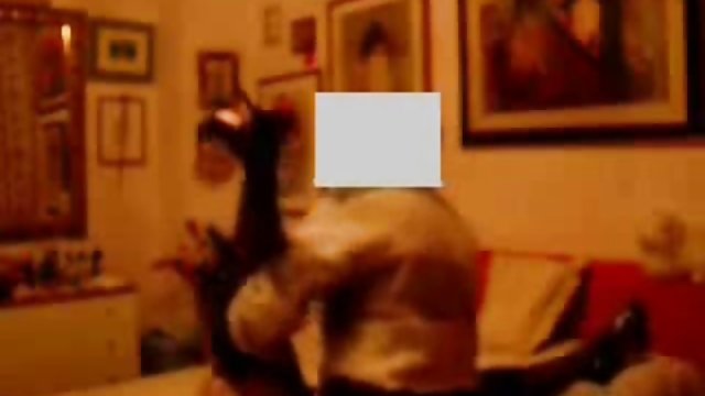 Djevojka seks 18 xxx je stajala ispod stabla i psovala od zadovoljstva