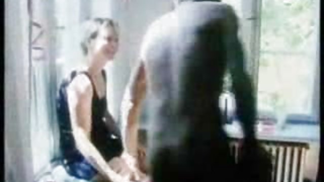 Muž je istaknuo isticanje u seksu u obliku grupni sex xxx ovratnika