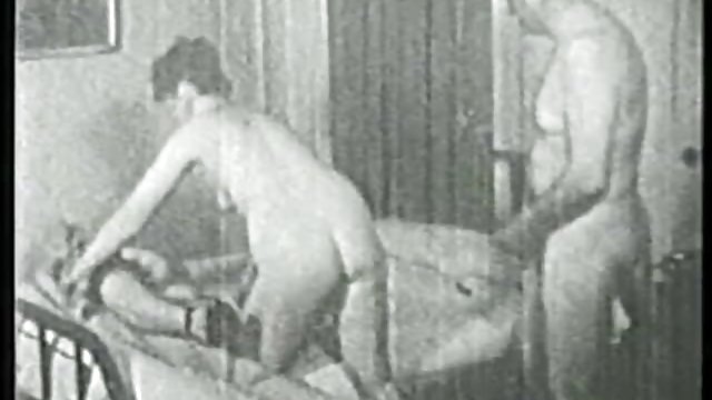 Vezana plavuša morala je sisati anushka seks penis