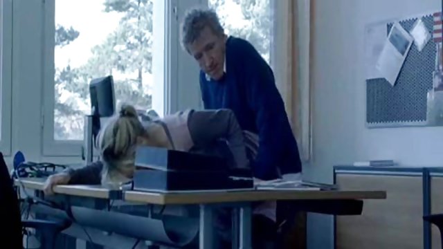 Vitka kučka u seks video gratis kratkoj suknji pozira s golim sisama