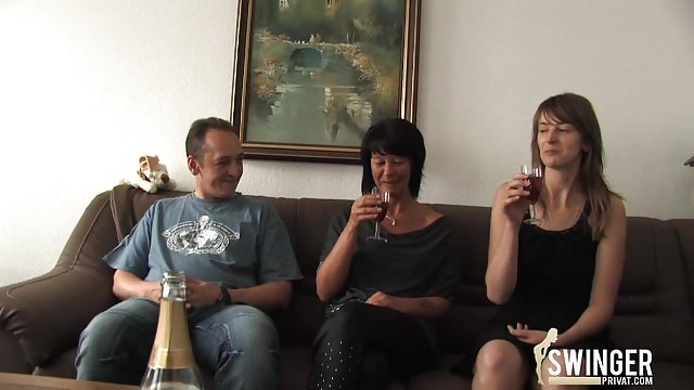 Djevojka prvi sex xxx u čašama sisa kurac