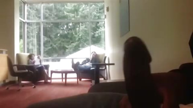 Gola djevojka video sek x pozira za kuhinjskim stolom