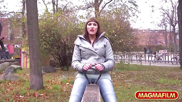 Mlada djevojka xxx seks dog skidajući zadirkuje prekrasne sise