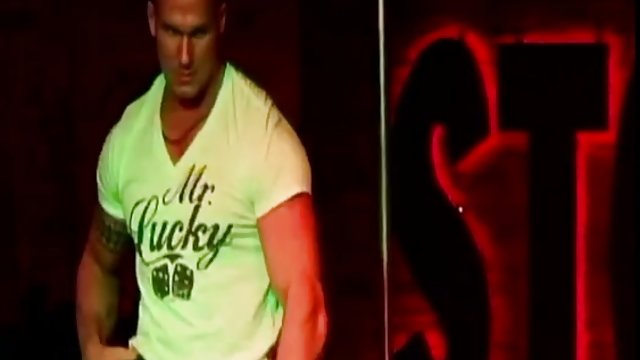 Dovela se do prvi sex xxx ekstaze isprobavajući odjeću u trgovini